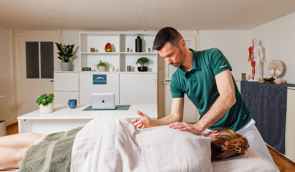 Tuina-Massage in der Praxis von TCM Mooren in Dübendorf, Schweiz.